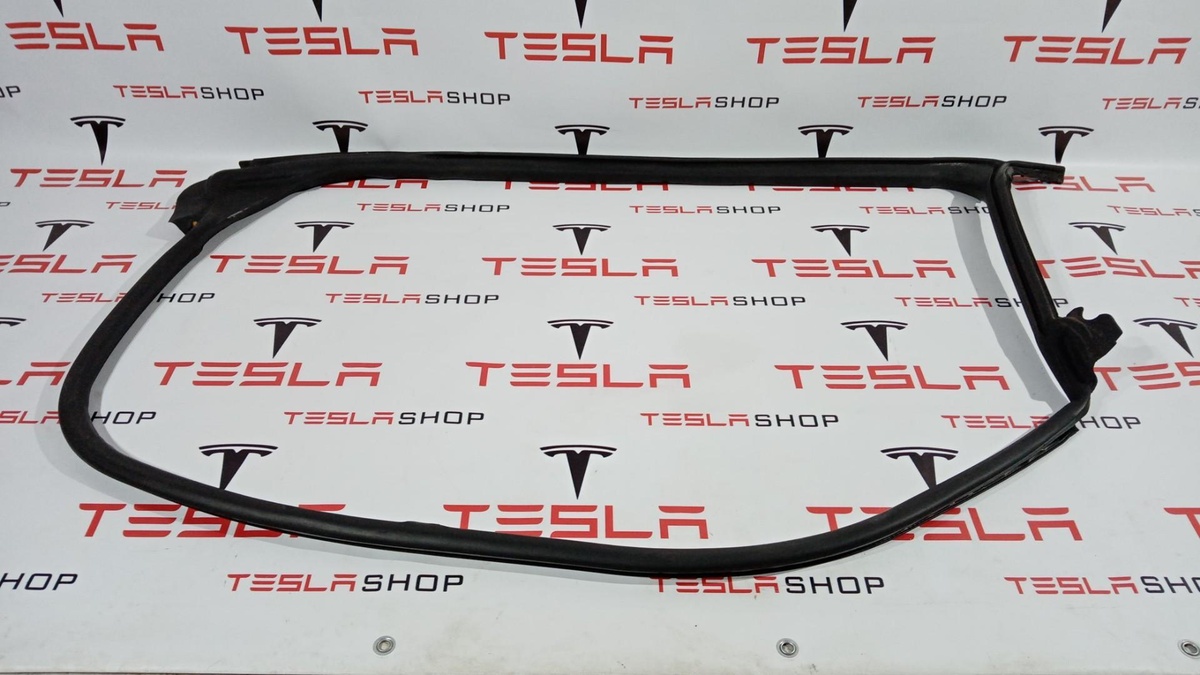 Уплотнитель к Tesla Model S 2015