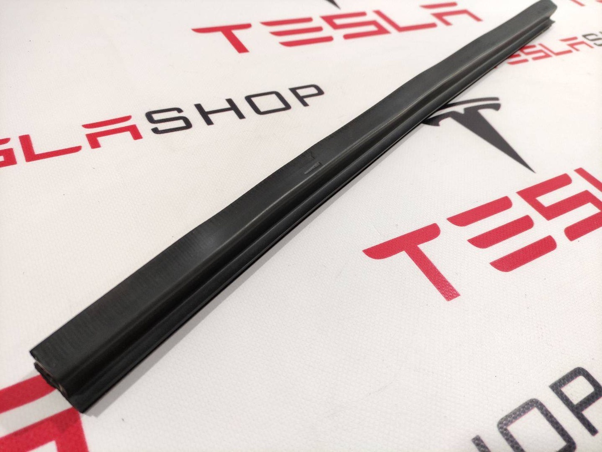 Уплотнитель к Tesla Model S 2015