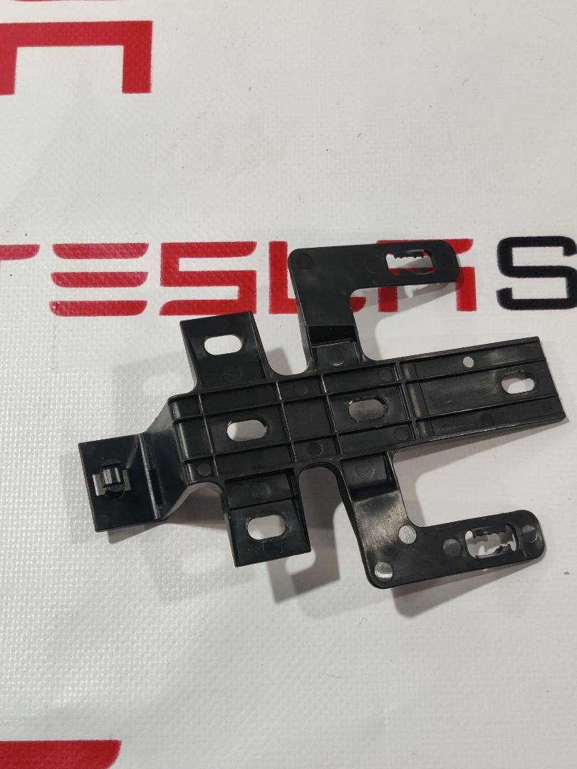 Крепление проводки к Tesla Model S 2022