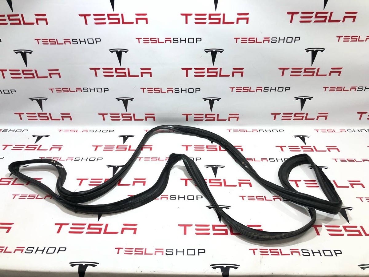 Уплотнитель к Tesla Model X 2018