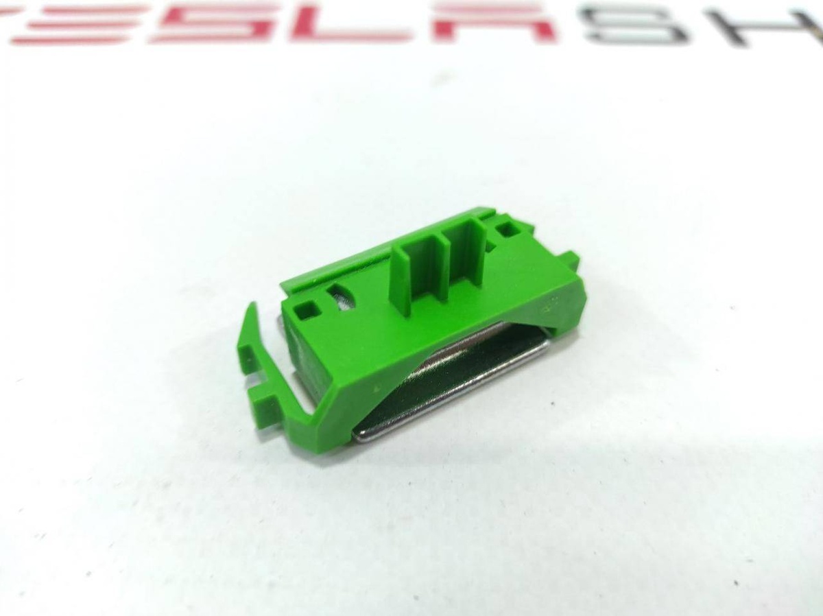 Клипса к Tesla Model 3 2021