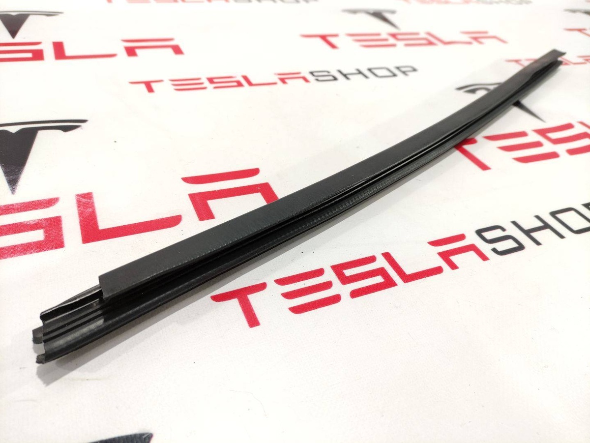 Уплотнитель к Tesla Model S 2015