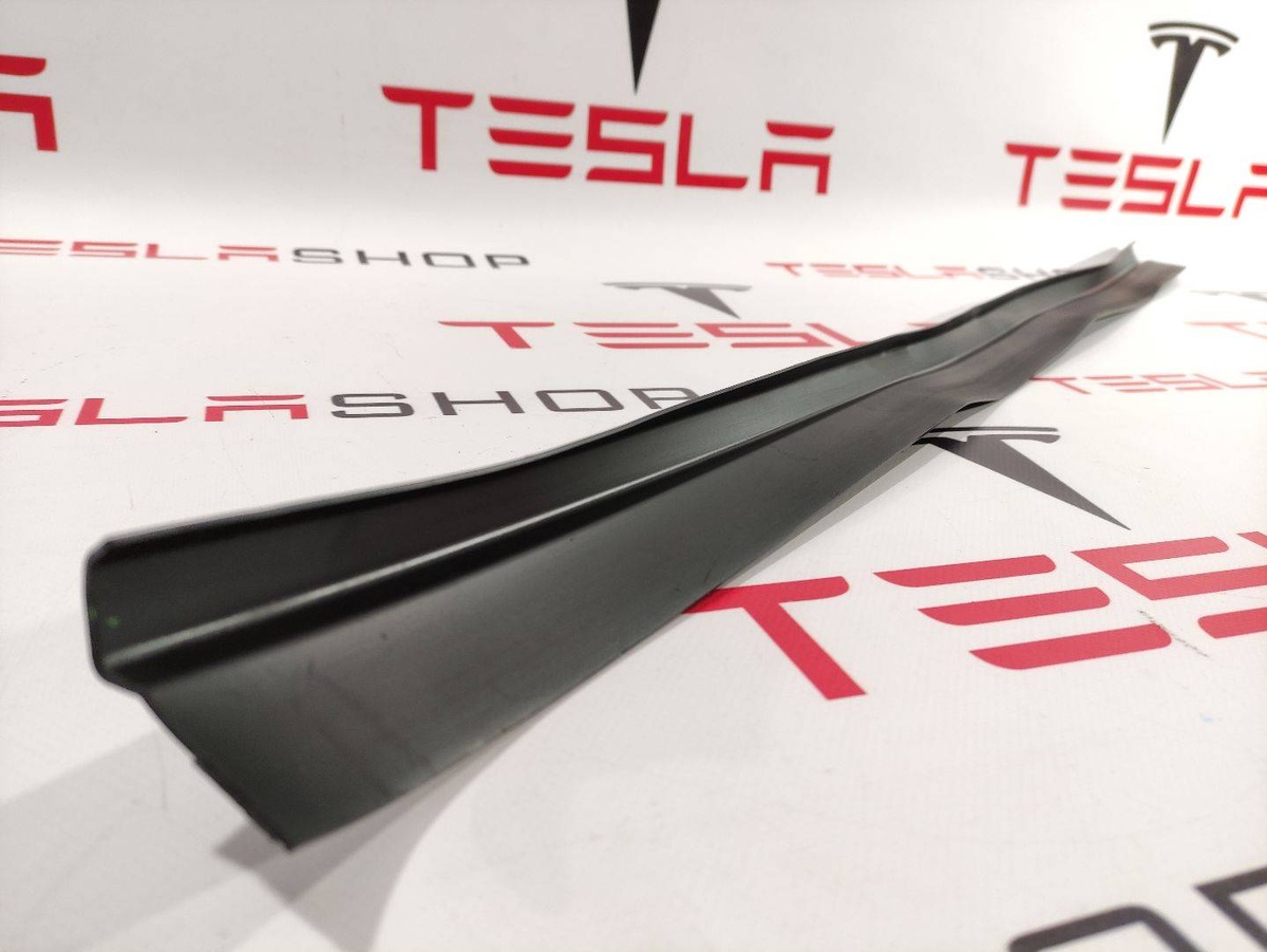 Уплотнитель люка к Tesla Model S 2014