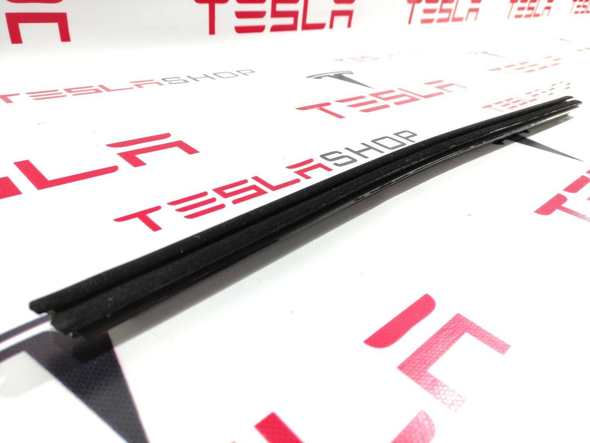 Уплотнитель к Tesla Model S 2015