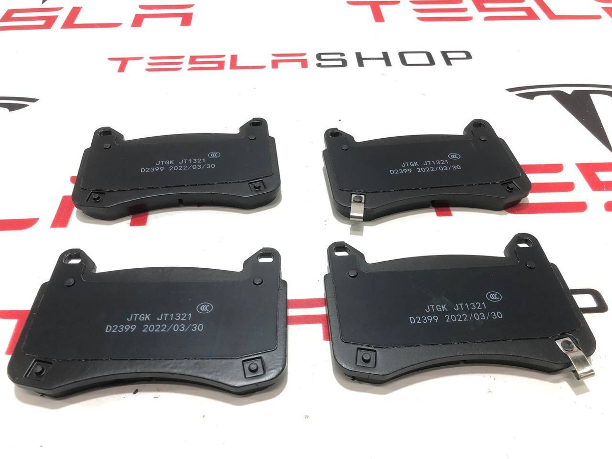 Тормозные колодки передние к Tesla Model 3 2021