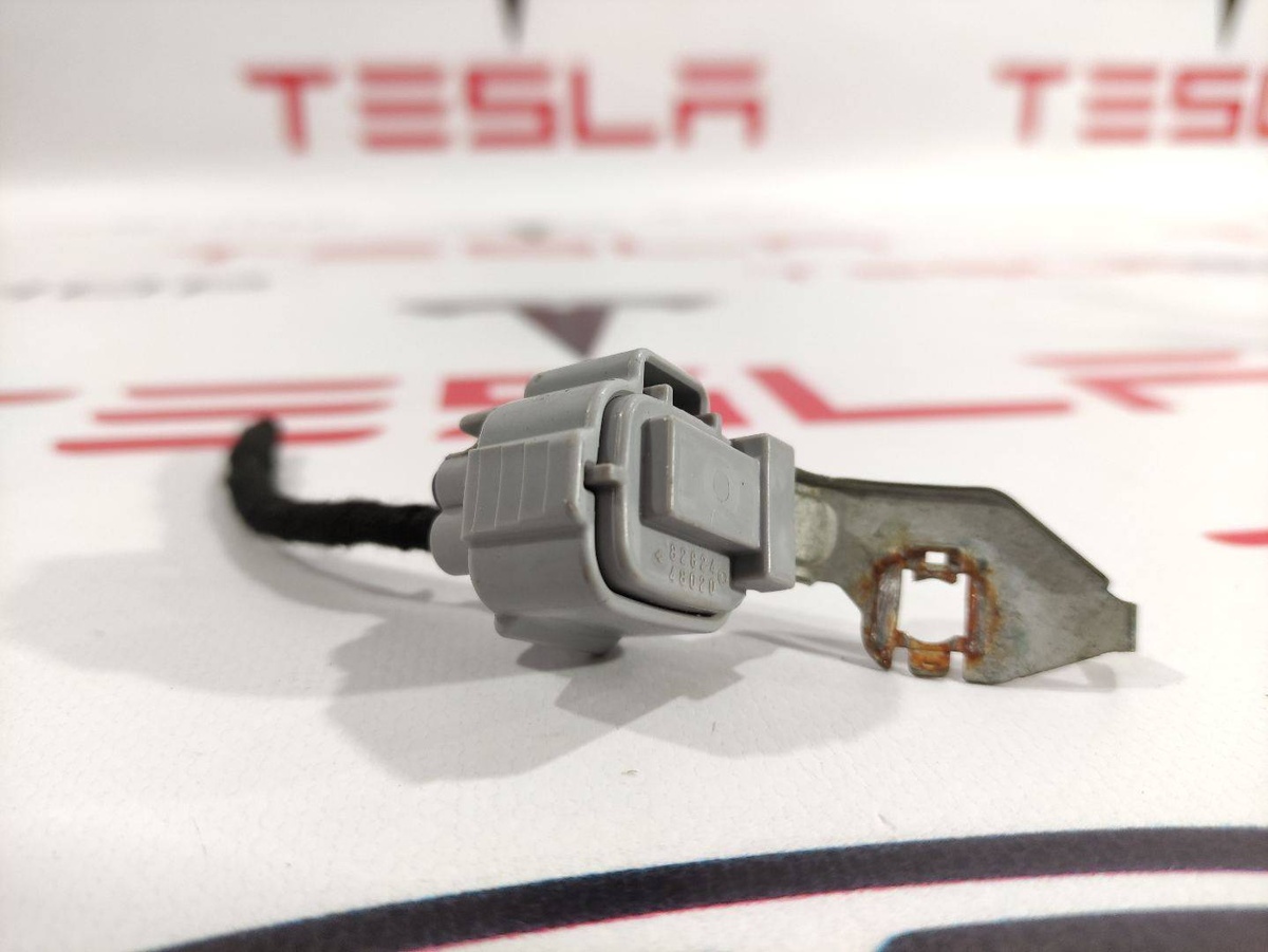 Разъем (фишка) проводки к Tesla Model 3 2019