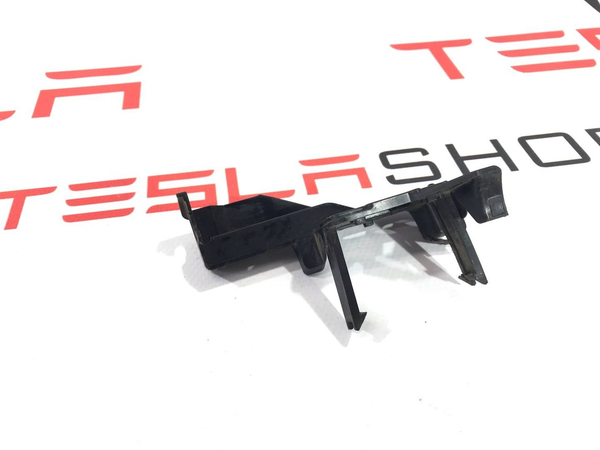 Крепление проводки к Tesla Model S 2021