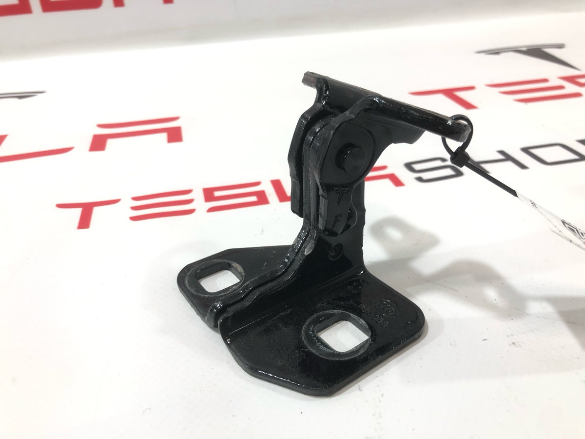 Петля двери к Tesla Model S 2021