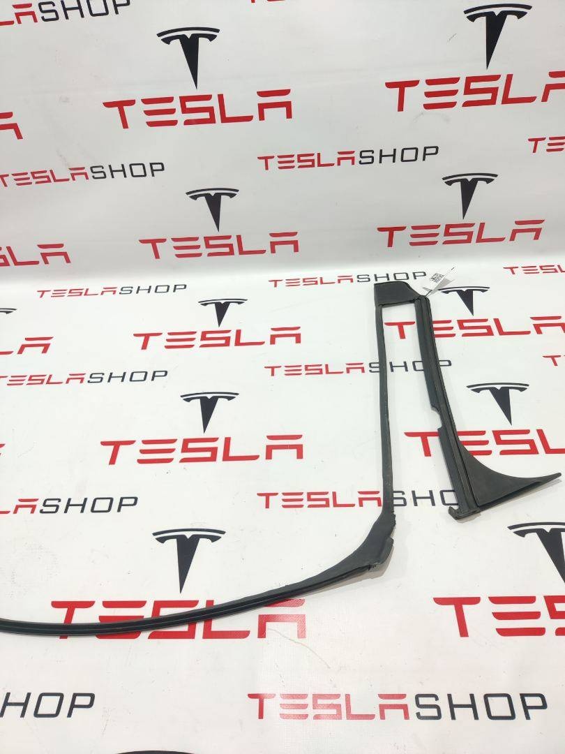 Уплотнитель к Tesla Model X 2018