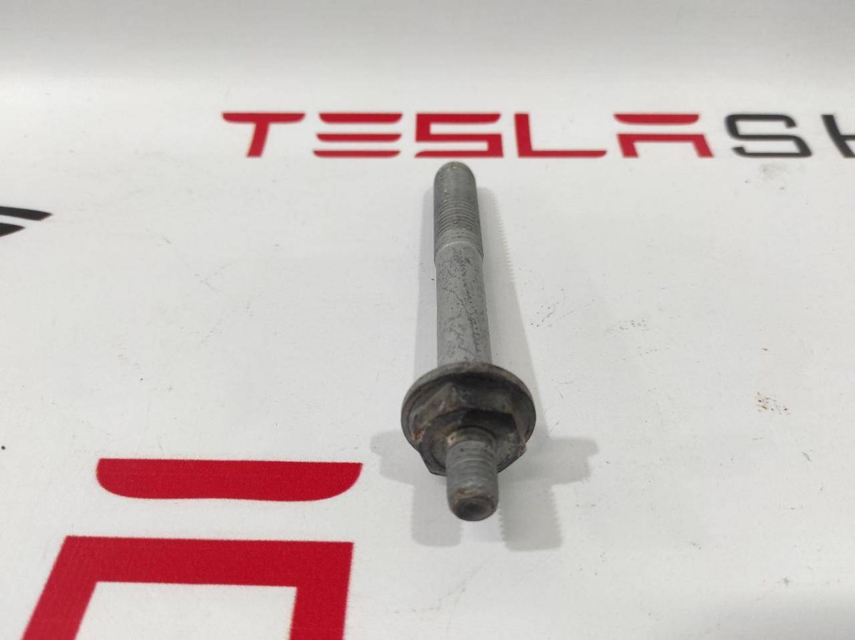 Болт к Tesla Model S 2018