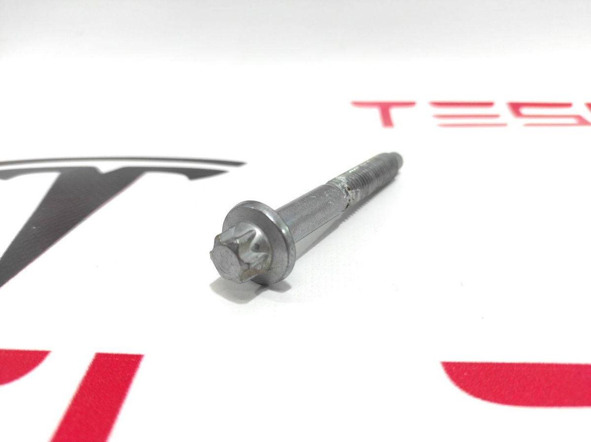 Болт к Tesla Model Y 2021
