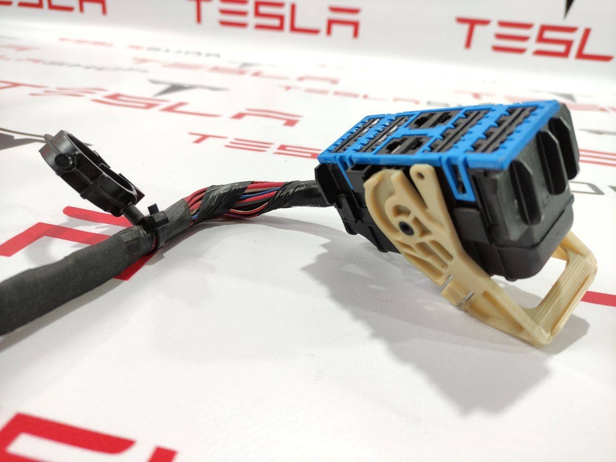 Разъем (фишка) проводки к Tesla Model X 2016
