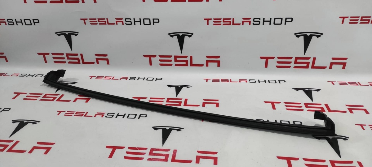 Уплотнитель к Tesla Model X 2017