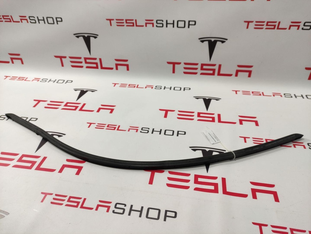 Уплотнитель капота к Tesla Model S 2016