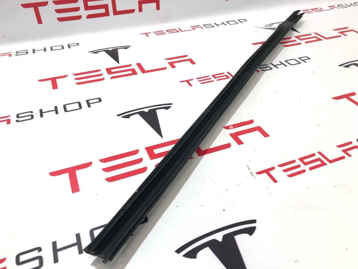 Уплотнитель к Tesla Model X 2019