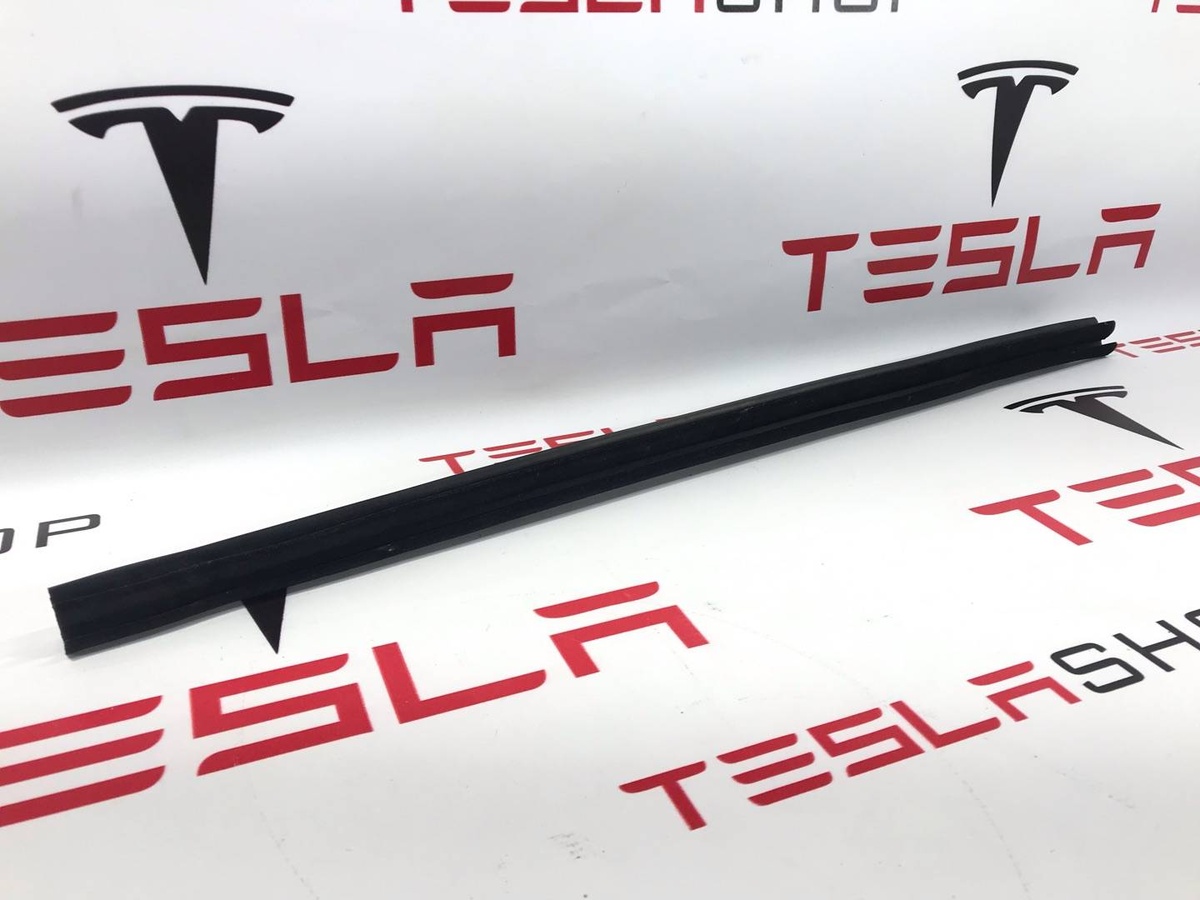Уплотнитель к Tesla Model S 2017