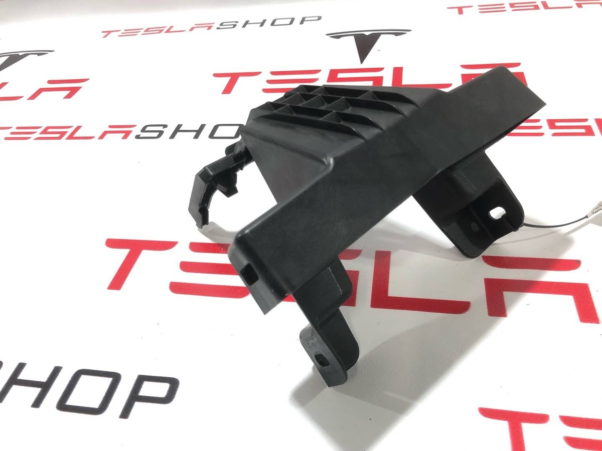 Кронштейн к Tesla Model Y 2021