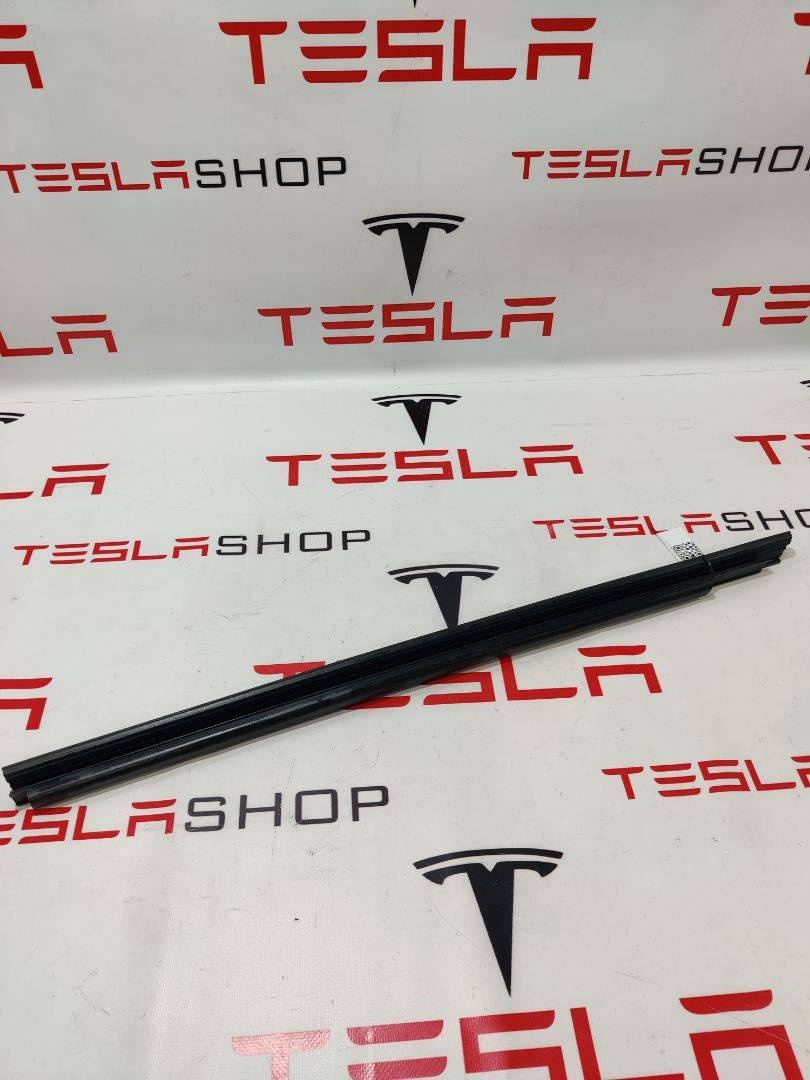 Уплотнитель к Tesla Model S 2022