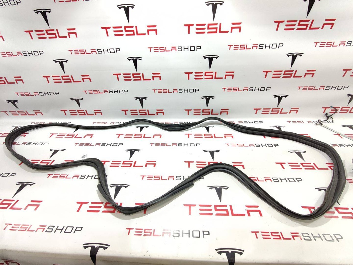Уплотнитель к Tesla Model X 2018