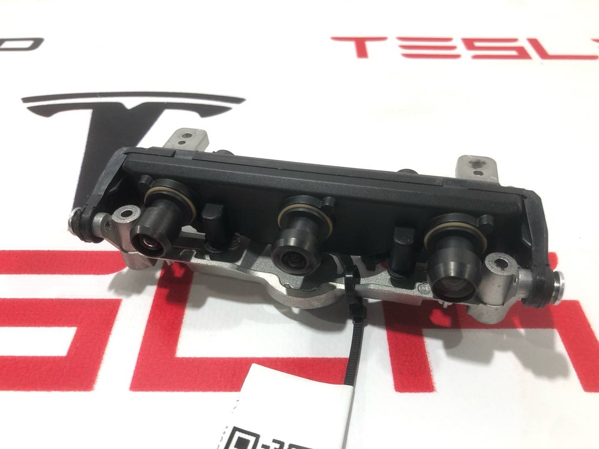 Камера переднего вида к Tesla Model S 2022