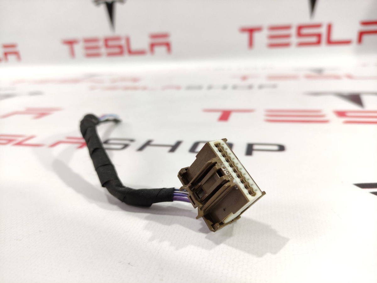 Разъем (фишка) проводки к Tesla Model S 2018