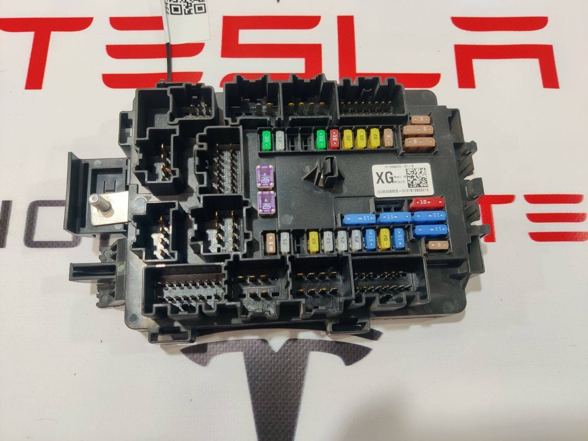 Блок предохранителей к Tesla Model X 2019