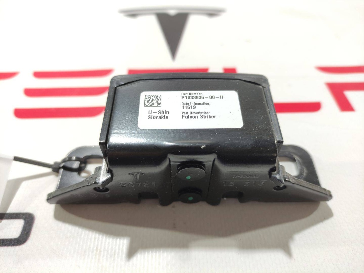 Петля двери к Tesla Model X 2019