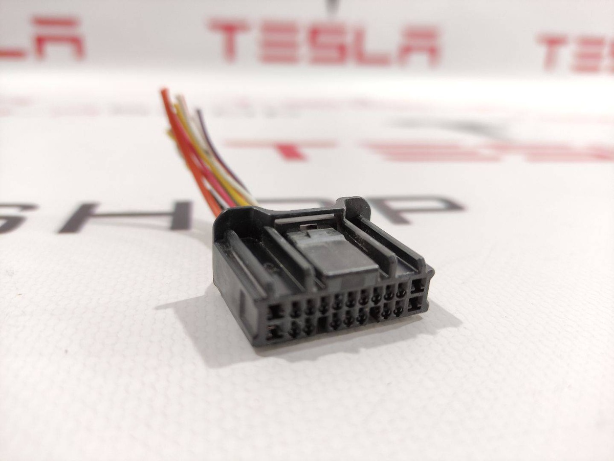 Разъем (фишка) проводки к Tesla Model 3 2019