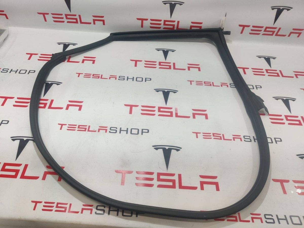 Уплотнитель к Tesla Model S 2021