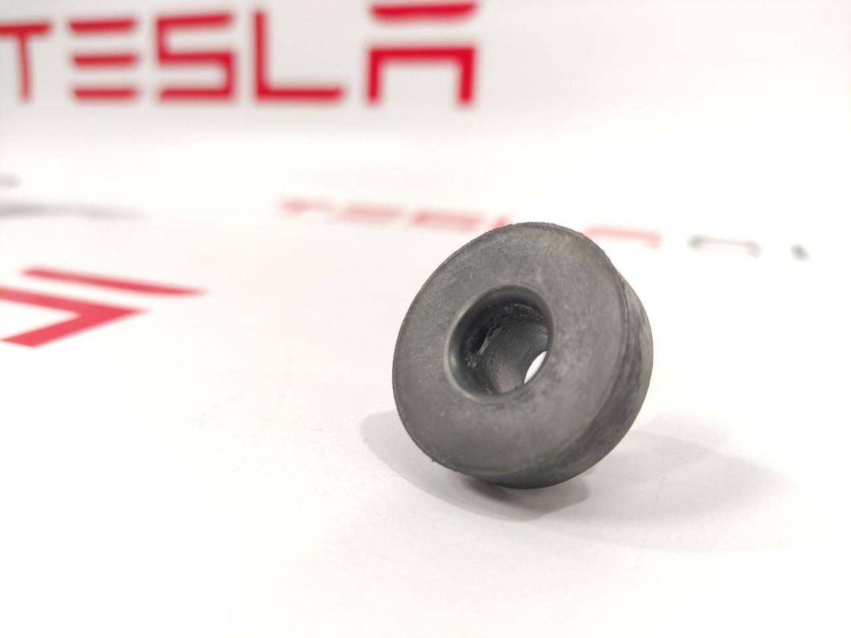 Подушка крепления радиатора к Tesla Model S 2020