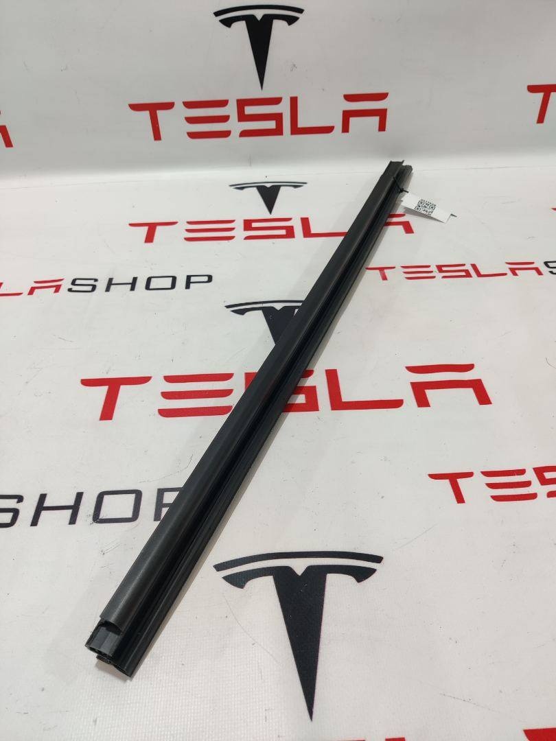 Уплотнитель к Tesla Model S 2022