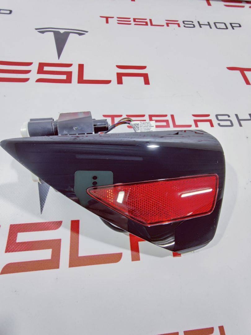Лючок порта зарядки к Tesla Model Y 2022