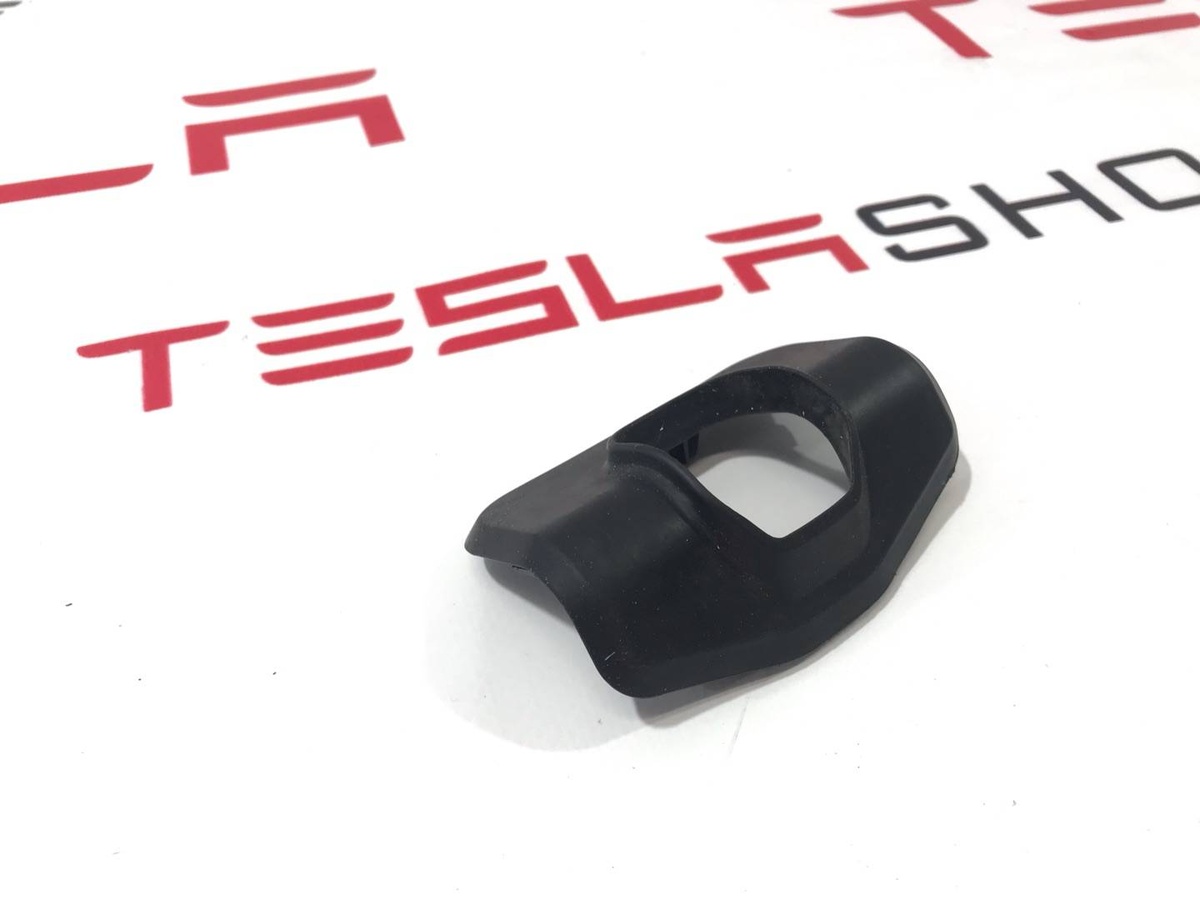 Уплотнитель двери передней правой к Tesla Model 3 2020
