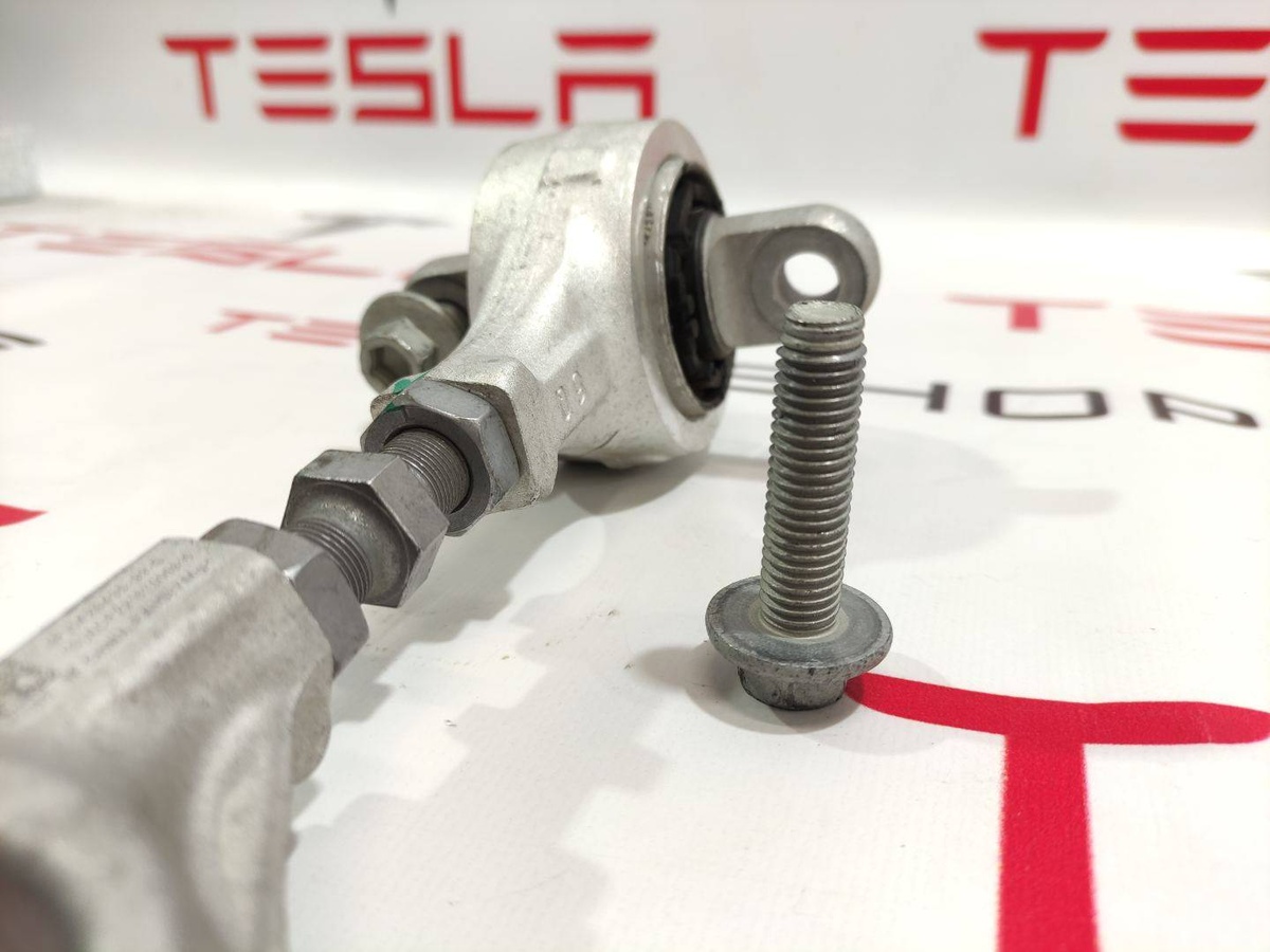 Болт к Tesla Model S 2022
