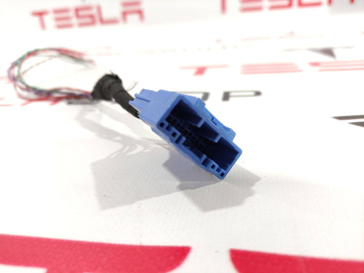 Разъем (фишка) проводки к Tesla Model S 2018