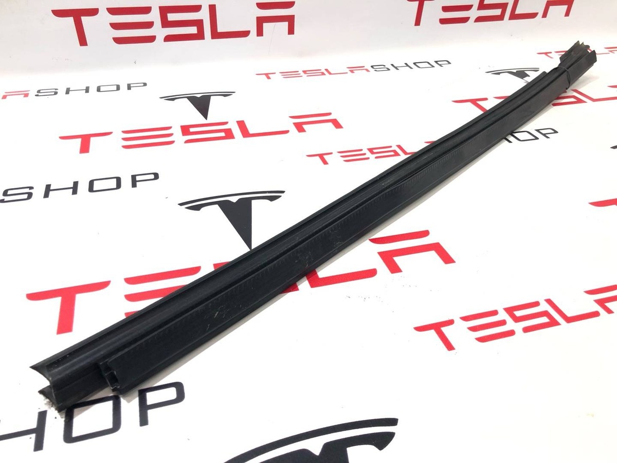 Уплотнитель к Tesla Model X 2018