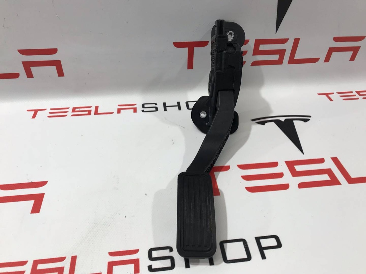 Педаль газа к Tesla Model S 2015