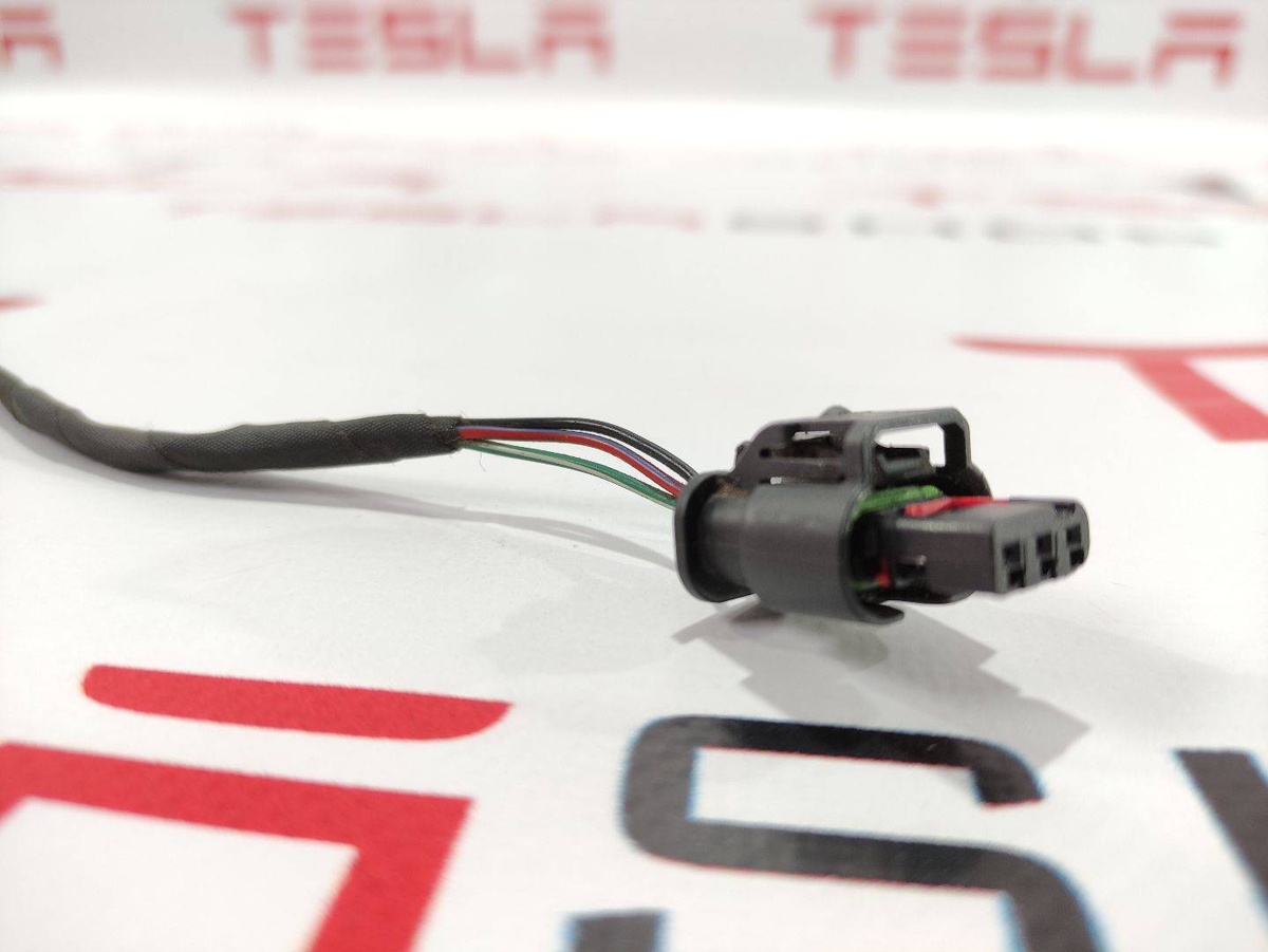 Разъем (фишка) проводки к Tesla Model X 2016