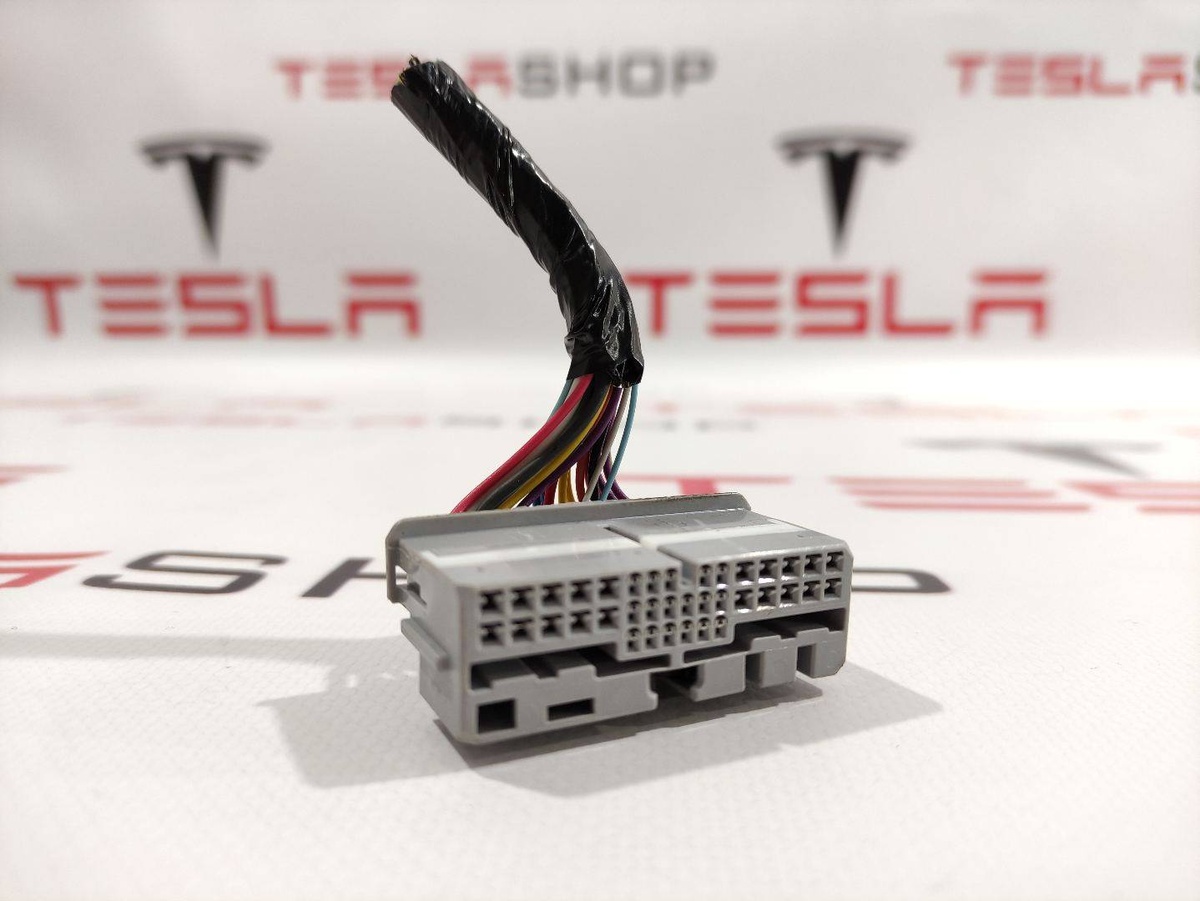 Разъем (фишка) проводки к Tesla Model 3 2019
