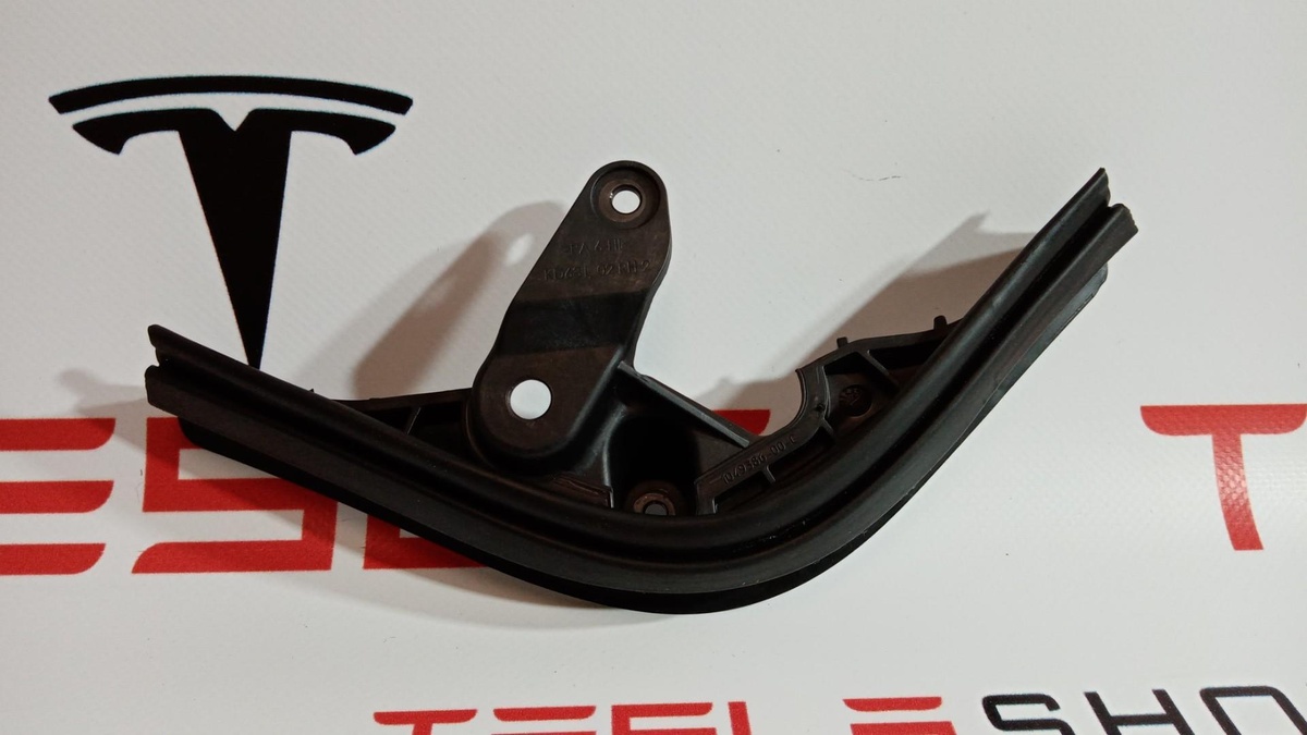 Уплотнитель к Tesla Model X 2020