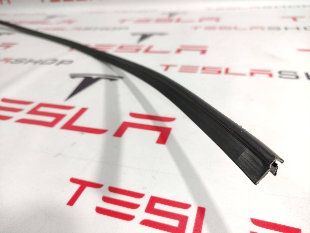Уплотнитель к Tesla Model S 2015