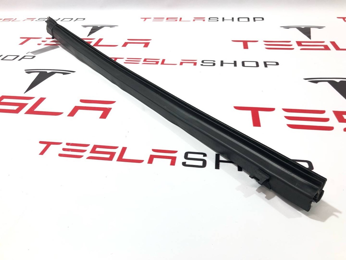 Уплотнитель к Tesla Model S 2018