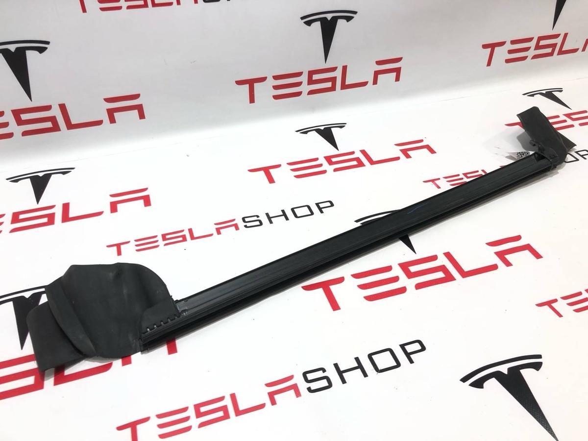 Уплотнитель к Tesla Model Y 2021