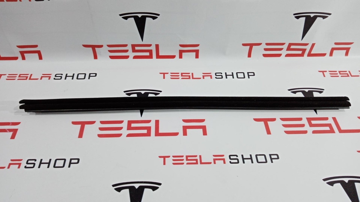 Уплотнитель к Tesla Model S 2015
