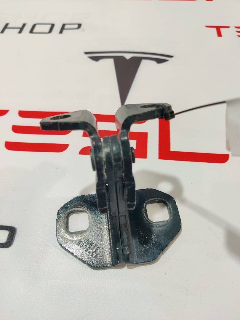 Петля двери к Tesla Model X 2019