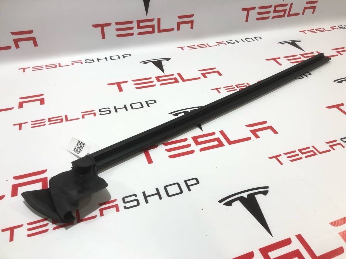 Уплотнитель к Tesla Model Y 2021
