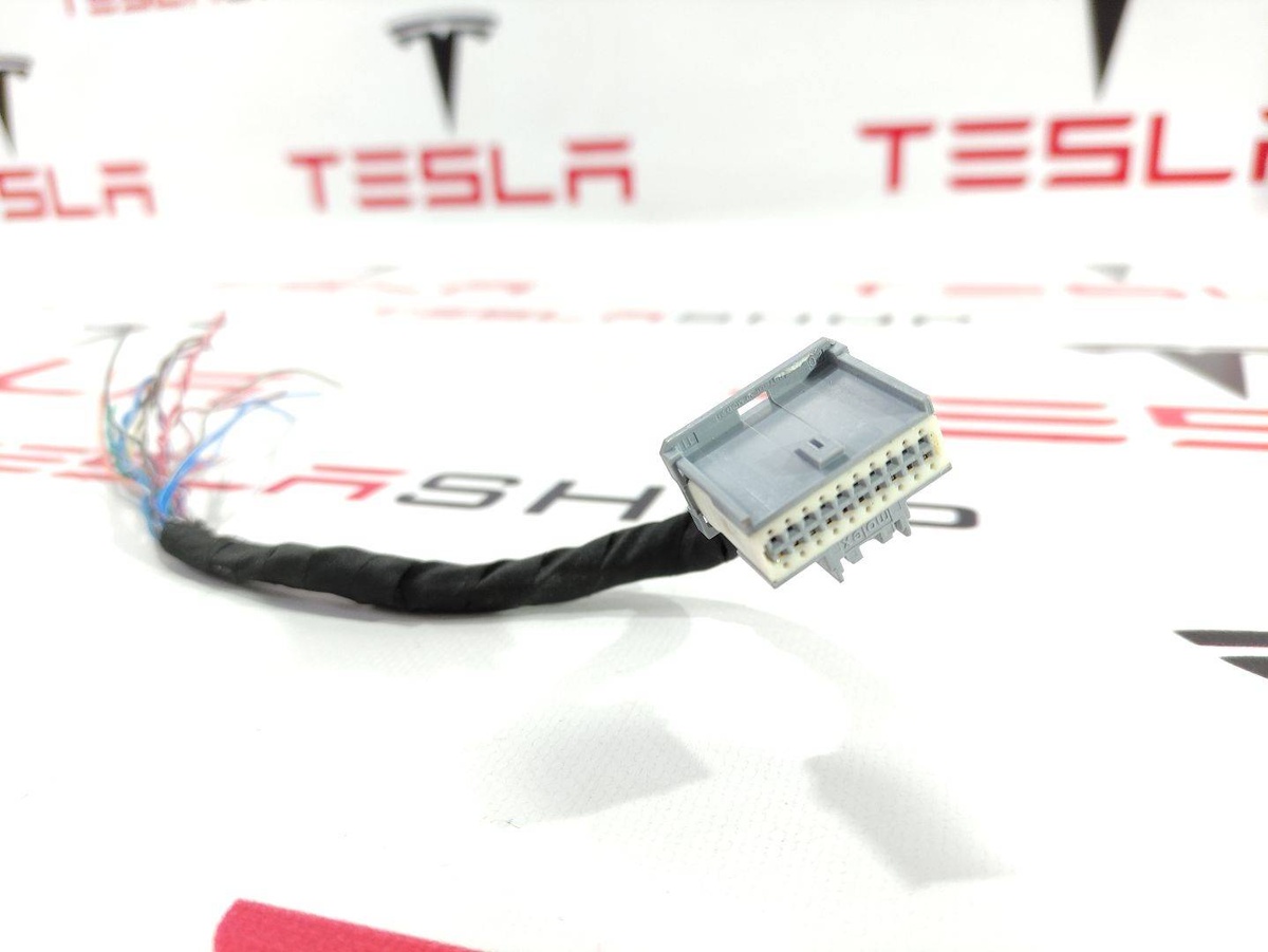 Разъем (фишка) проводки к Tesla Model S 2018