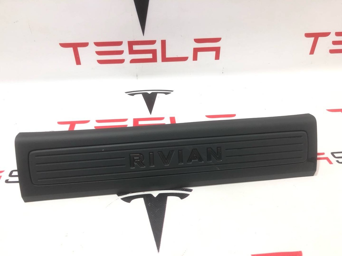 Накладка на порог наружная (комплект) к Rivian R1T 2022
