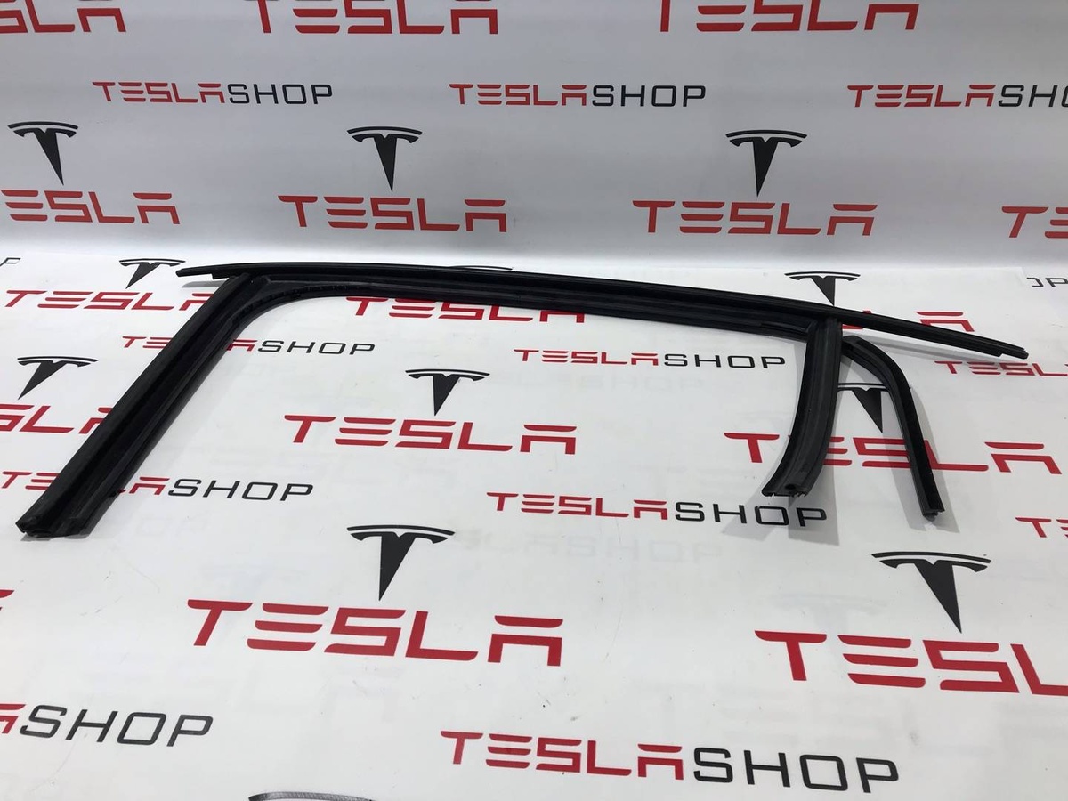 Уплотнитель двери сдвижной к Tesla Model X 2017