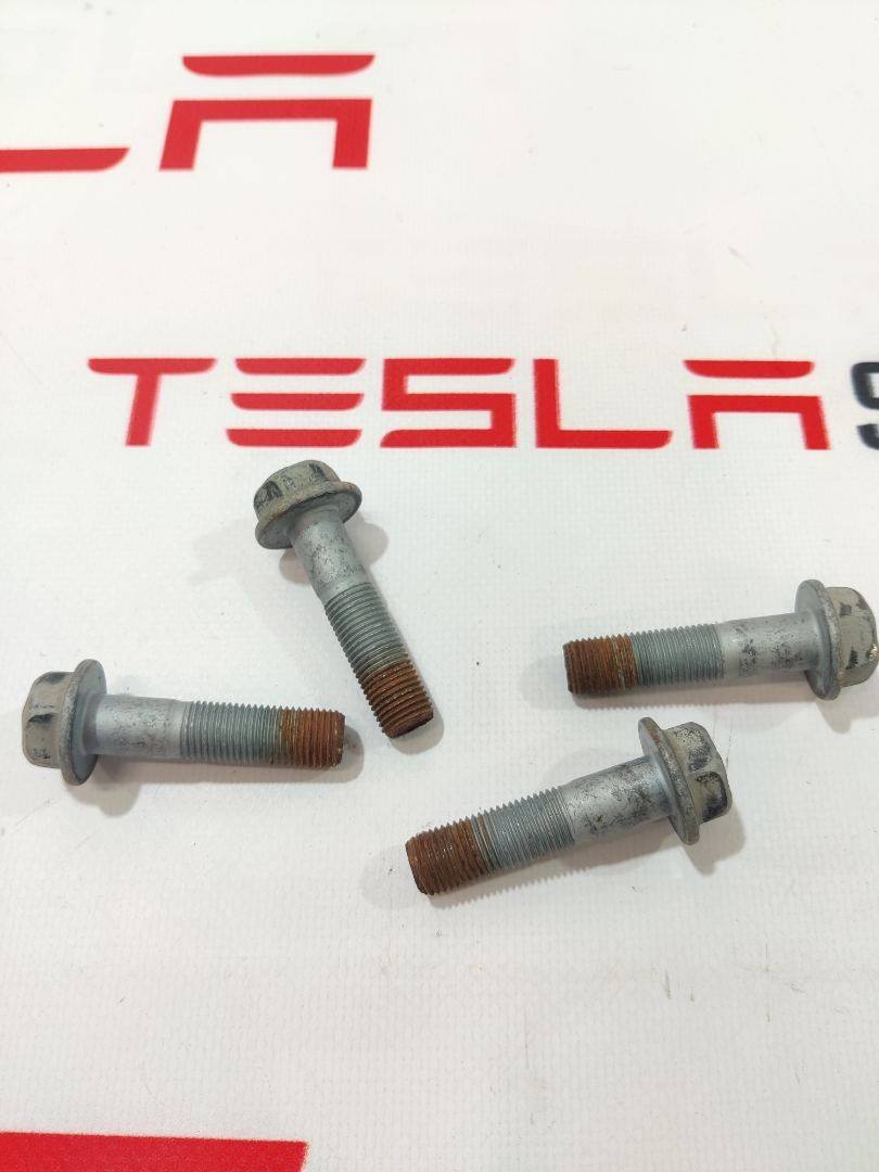 Болт к Tesla Model X 2019